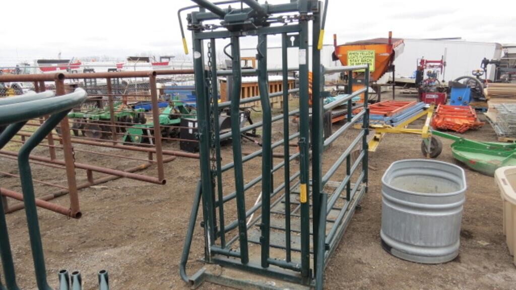 Hi-Hog Calf Trim Chute w/ Auto Head Gate