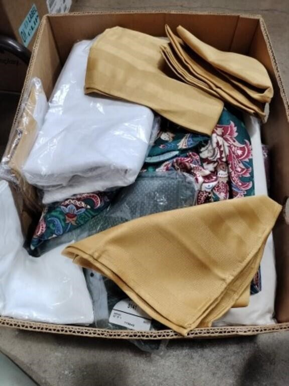 Lot of tablecloth and cloth napkins