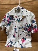 Vintage Hilo Hattie‘s Hawaiian shirt size medium