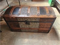 Vintage trunk with key, 32x18x16
