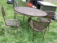 Metal mesh table with four chairs
