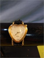 Ladies hear shaped quartz watch with leather band