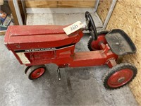 Int'l Pedal Tractor missing 1 pedal As Is 38"