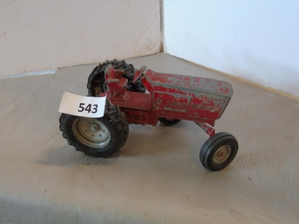 5288 Internationa Tractor Toy size