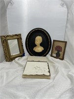 Wall Bust 2 Framed Pics & Paper Napkins