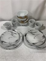 DINNER SET 4 OF EACH PLATE 10IN PLATE 8IN CUP