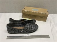 New! Toms Shoes size W7