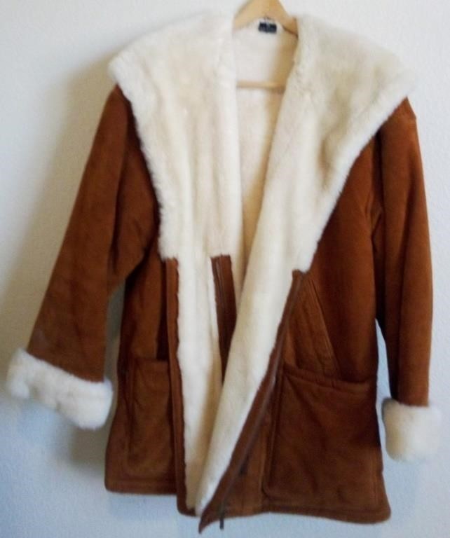 F - GALLERY COAT SIZE M (A19)