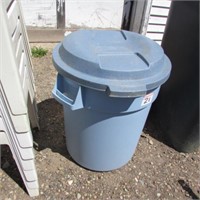 RUBBERMAID GARBAGE CAN