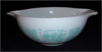 Vintage Pyrex cinderella mixing bowl.