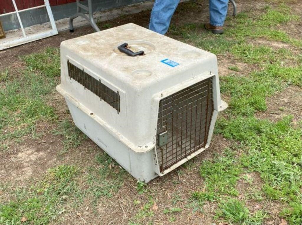 DOG KENNEL / CRATE, NEEDS A GOOD CLEANING