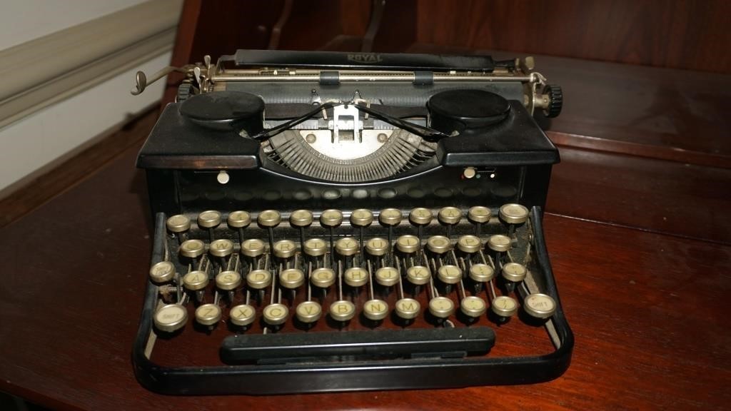 Vintage Royal Typwriter