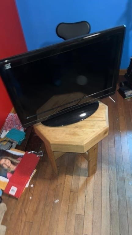 31 inch insignia TV with wooden stand