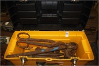 TOOL BOX WITH PIPE THREADERS