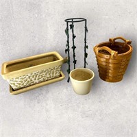 A lot of planters, ceramic and basket with liner