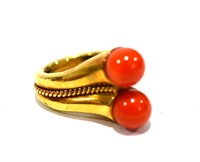 18K Gold Ring w. Double Round Coral Insert