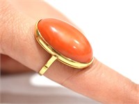 Gold Ring w. Oval Shape Coral Insert