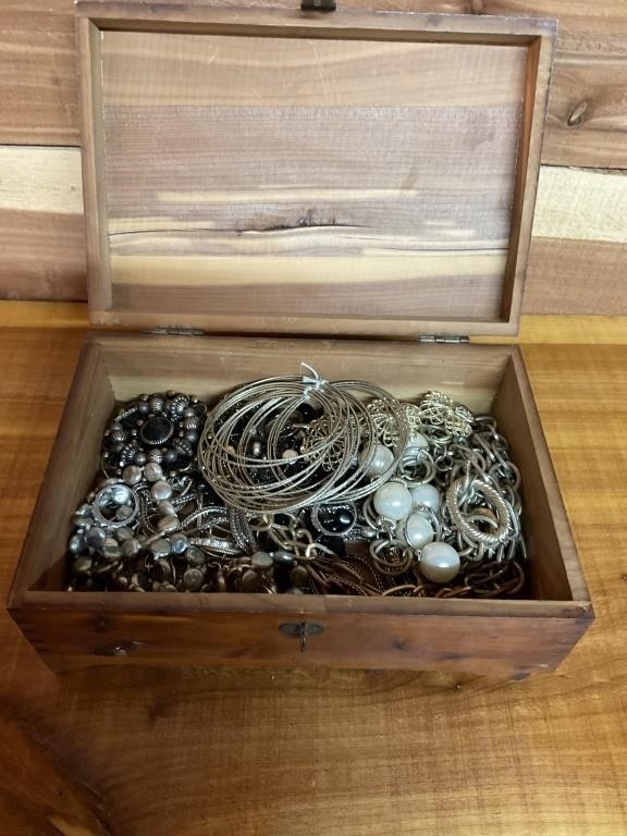 UNCHECKED ESTATE JEWELRY