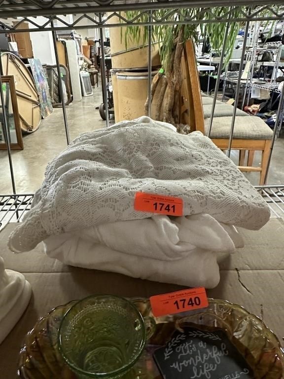 LOT OF LINENS TABLE CLOTHS
