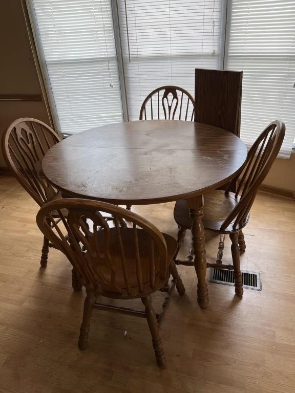 Table with 2 leafs and 4 solid wood chairs