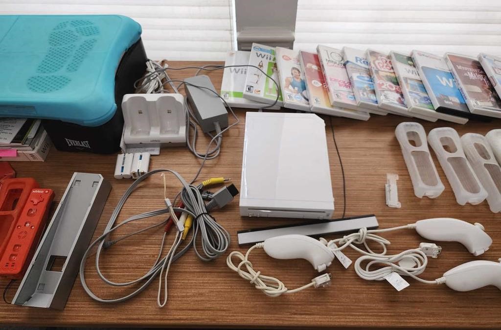Huge Wii Lot - 25+ Items - Time For Fun!