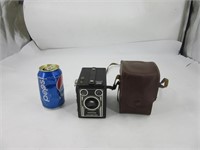 Ancien appareil photo Ventura avec étui