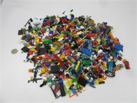 Plusieurs pièces pour figurines LEGO