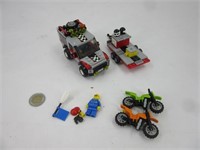 Véhicule et figurine Lego