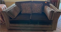 L - LOVESEAT W/ TOSS PILLOWS (L25)