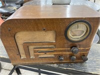 Vintage Philco 38-9 Radio (powers on)