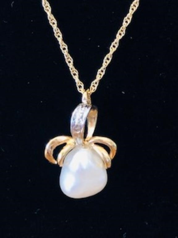 14k gold  Necklace natural Pearl & Diamond pendant