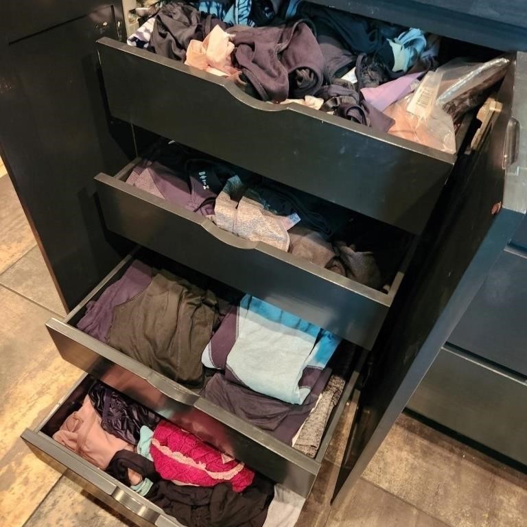Contents of Drawers: Ladies Clothing & Leggings