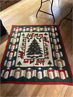 Machine wuilted Christmas lap quilt