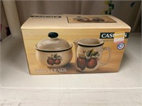 Sugar and creamer set with apples