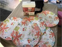 Five new placemats and spring vase filler