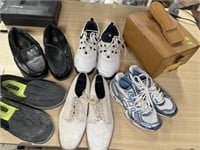 Men’s shoes and shoe shiner sketchers 9.5. Foot