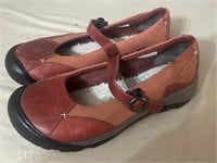 Size 8.5 red keen shoes in great condition
