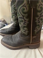 Size 13 boys cowboy boots in excellent condition.