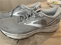 Women’s size 8.5 brooks in excellent condition.