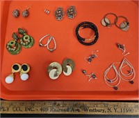 (13) Pairs of Womens Earrings