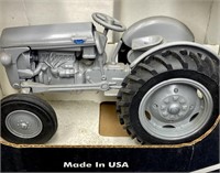 Massey Ferguson Vintage 1:16 Scale Model Tractor
