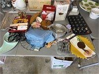 LARGE LOT OF MISCELLANEOUS COOKWARE