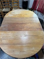 Oak table with leafs 6 feet long 4 feet wide 2.6