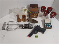 Lot of collectibles, Cigarette box, toy gun