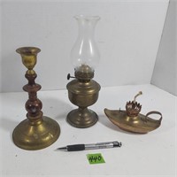 2 Brass oil lamps & Brasscandlestand