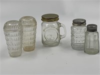 Vintage Arrow plastic salt and pepper shakers