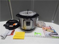 Instant Pot; appears never used; comes with cookbo