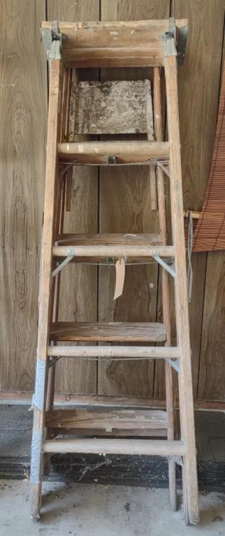 Unmarked Wood Ladders, 4' *Bidding 1xqty