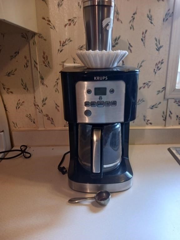 Coffee maker with meshing spoon