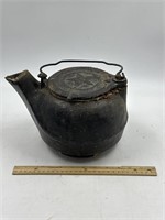Cast-iron kettle with attached lid star on lid